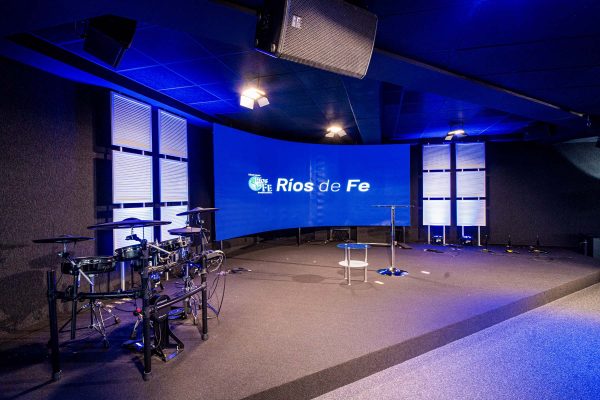 Pantalla LED en Iglesia Ríos de Fé, fabricada e instalada por Corpotek
