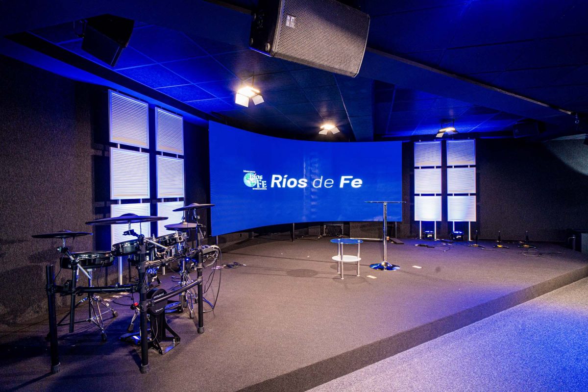 Pantalla LED en Iglesia Ríos de Fé, fabricada e instalada por Corpotek