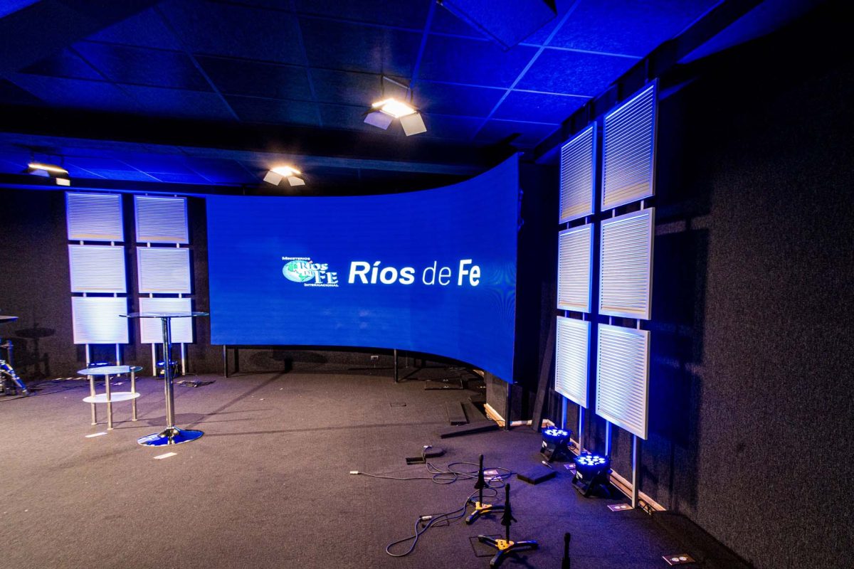 Pantalla LED en Iglesia Ríos de Fé, fabricada e instalada por Corpotek