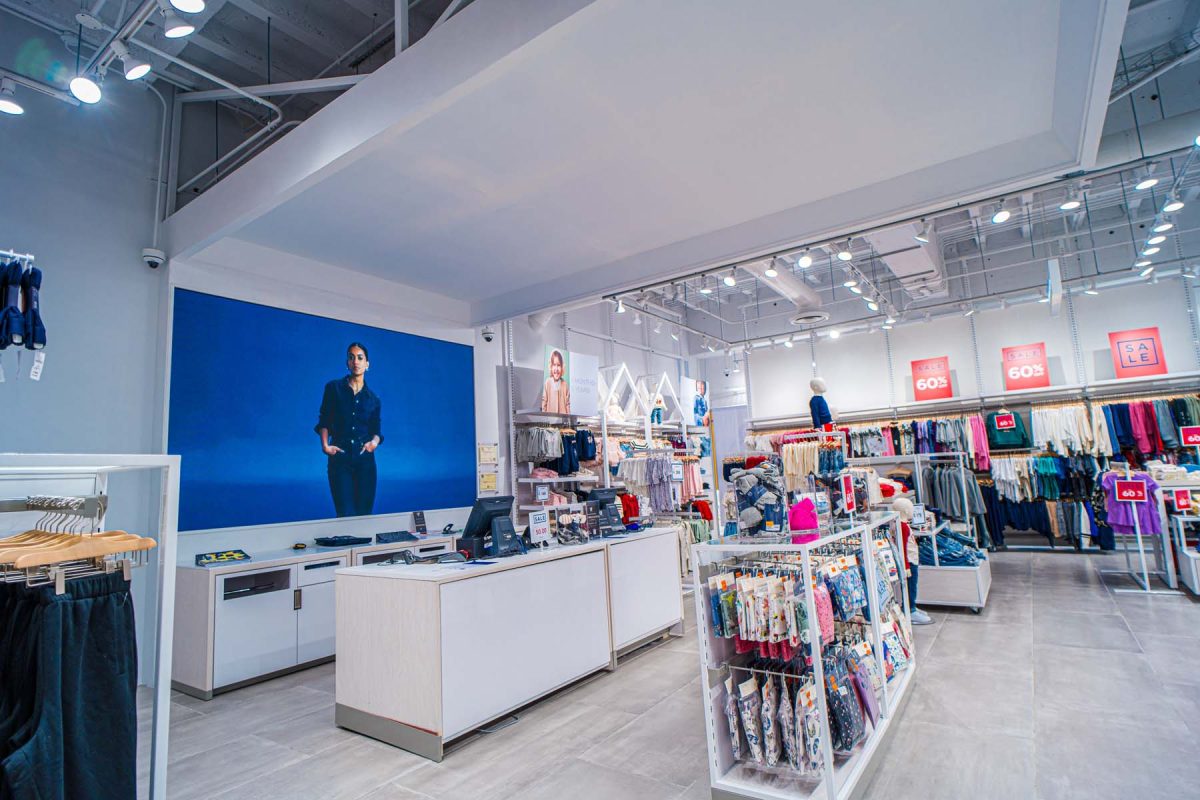 Pantalla LED para GAP, fabricada e instalada por Corpotek