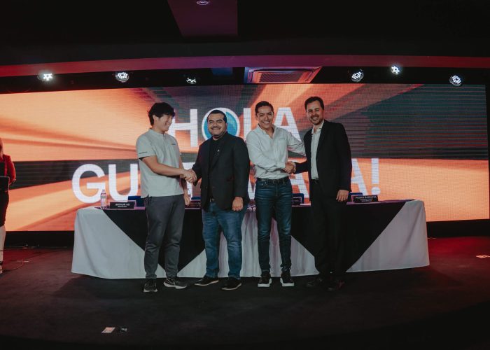 Arthur Gu, ejecutivo de Navstar, Francisco Reyes, Mauricio García y Pedro Barnolla, presidente de la Cámara de Cooperación y Comercio China.