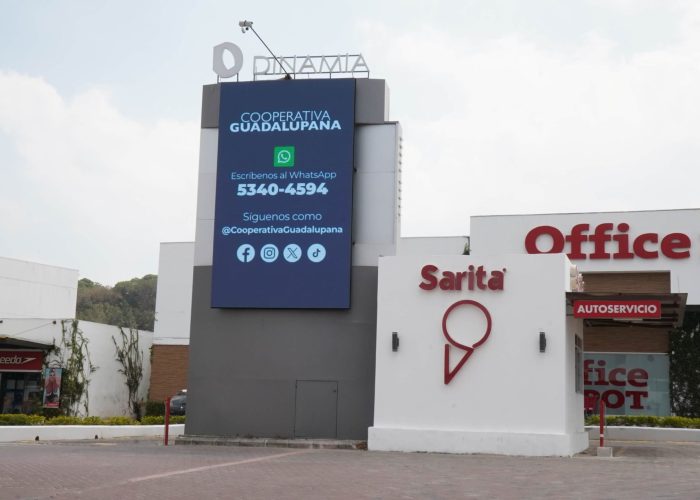 Pantalla PubliLED en Dinamia Cayalá, fabricada e instalada por Corpotek