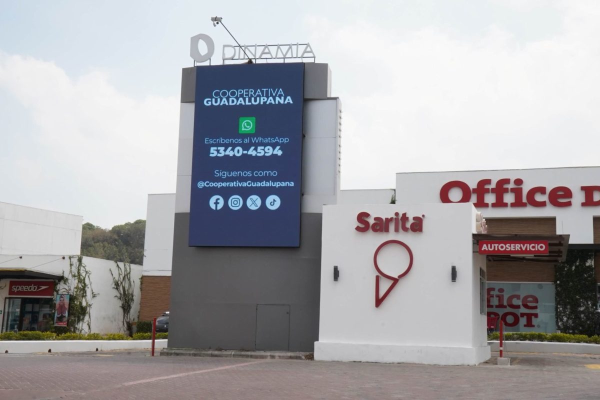 Pantalla PubliLED en Dinamia Cayalá, fabricada e instalada por Corpotek