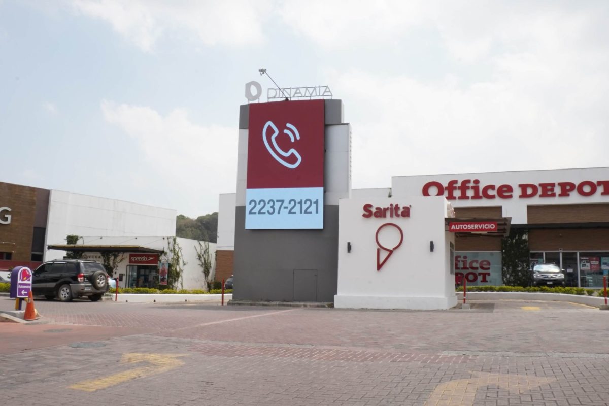 Pantalla PubliLED en Dinamia Cayalá, fabricada e instalada por Corpotek
